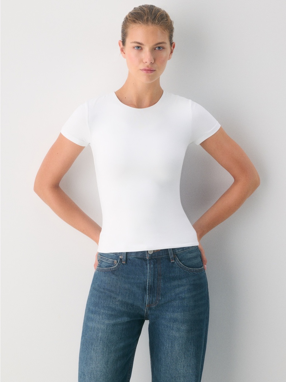 Ariztia Women's Contour Crew Short Sleeve Top in White - Size Small